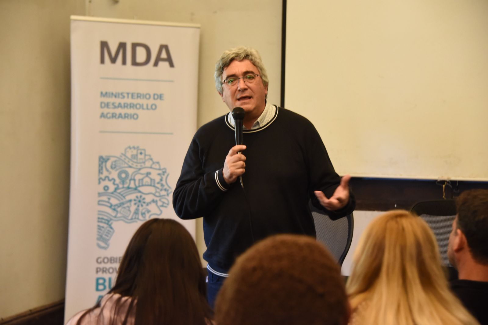 Rodríguez firma junto al titular del BAPRO