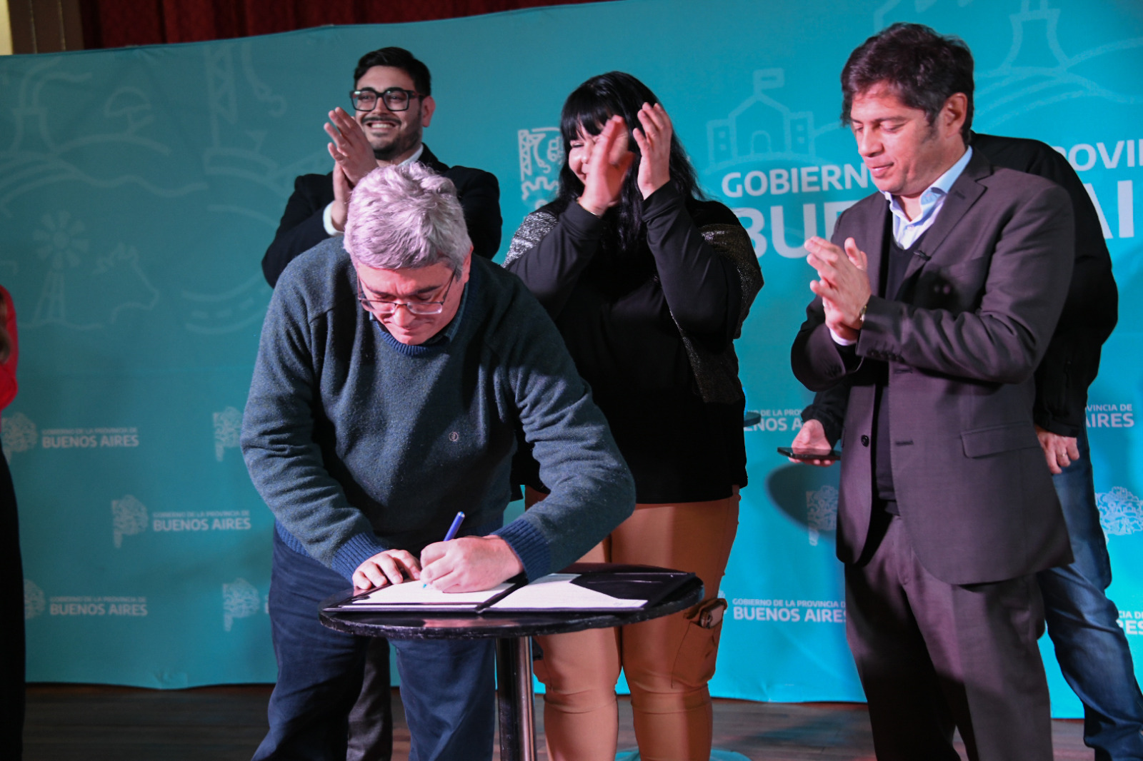 Rodríguez firma junto al titular del BAPRO
