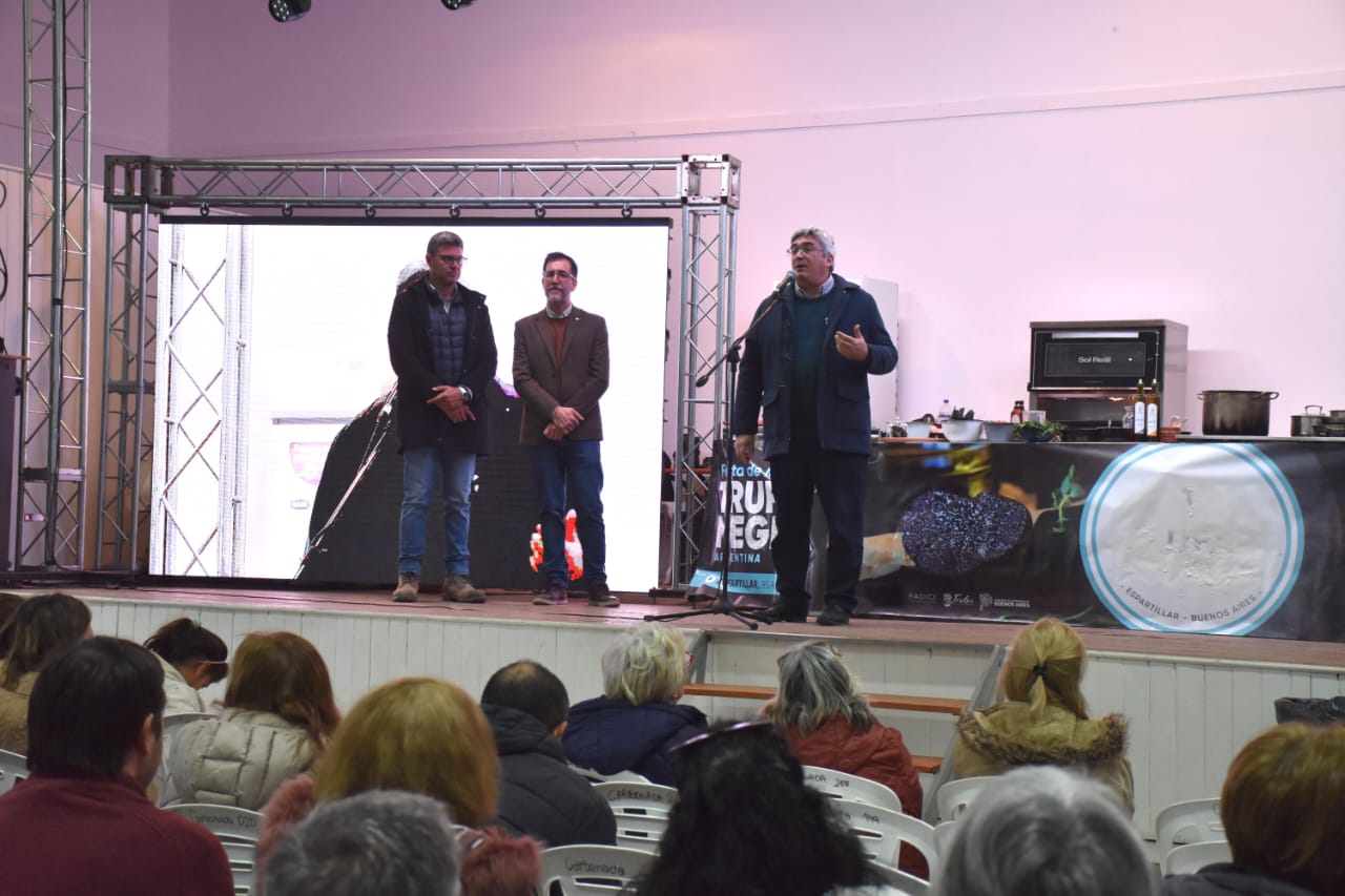 Rodríguez firma junto al titular del BAPRO