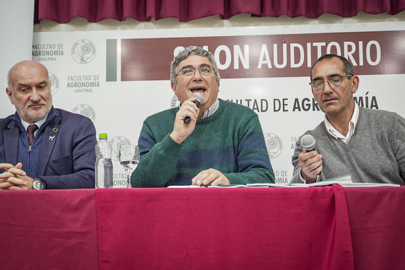 Rodríguez firma junto al titular del BAPRO