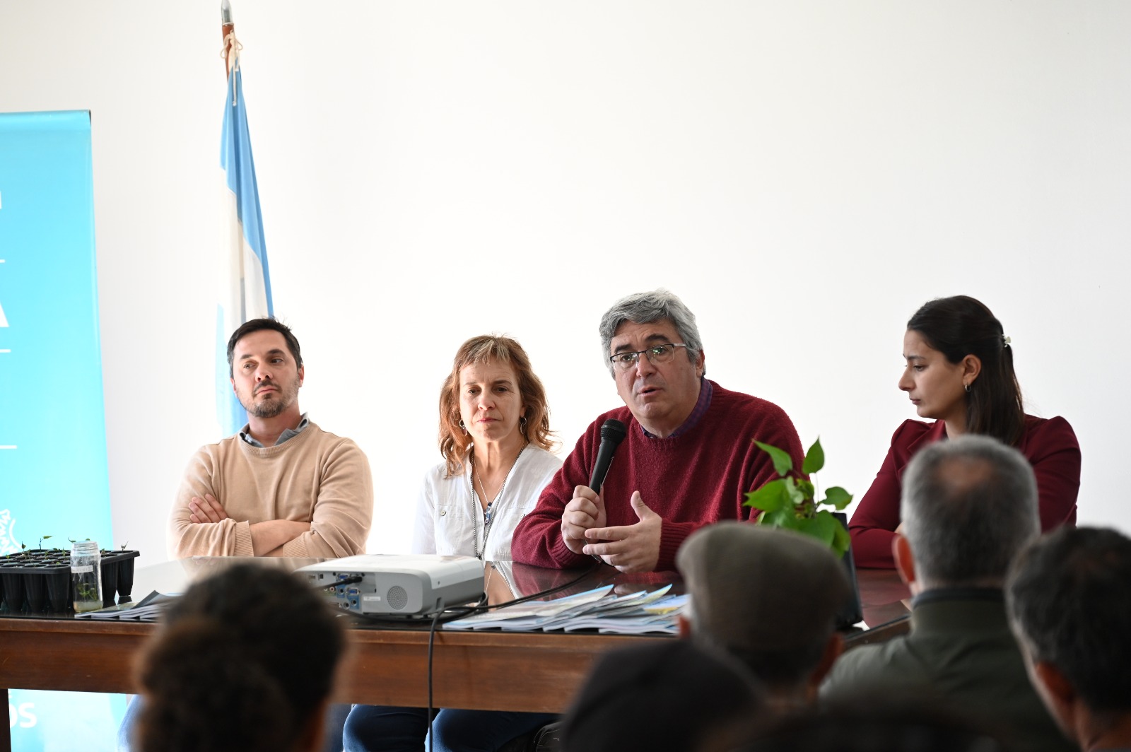 Rodríguez firma junto al titular del BAPRO