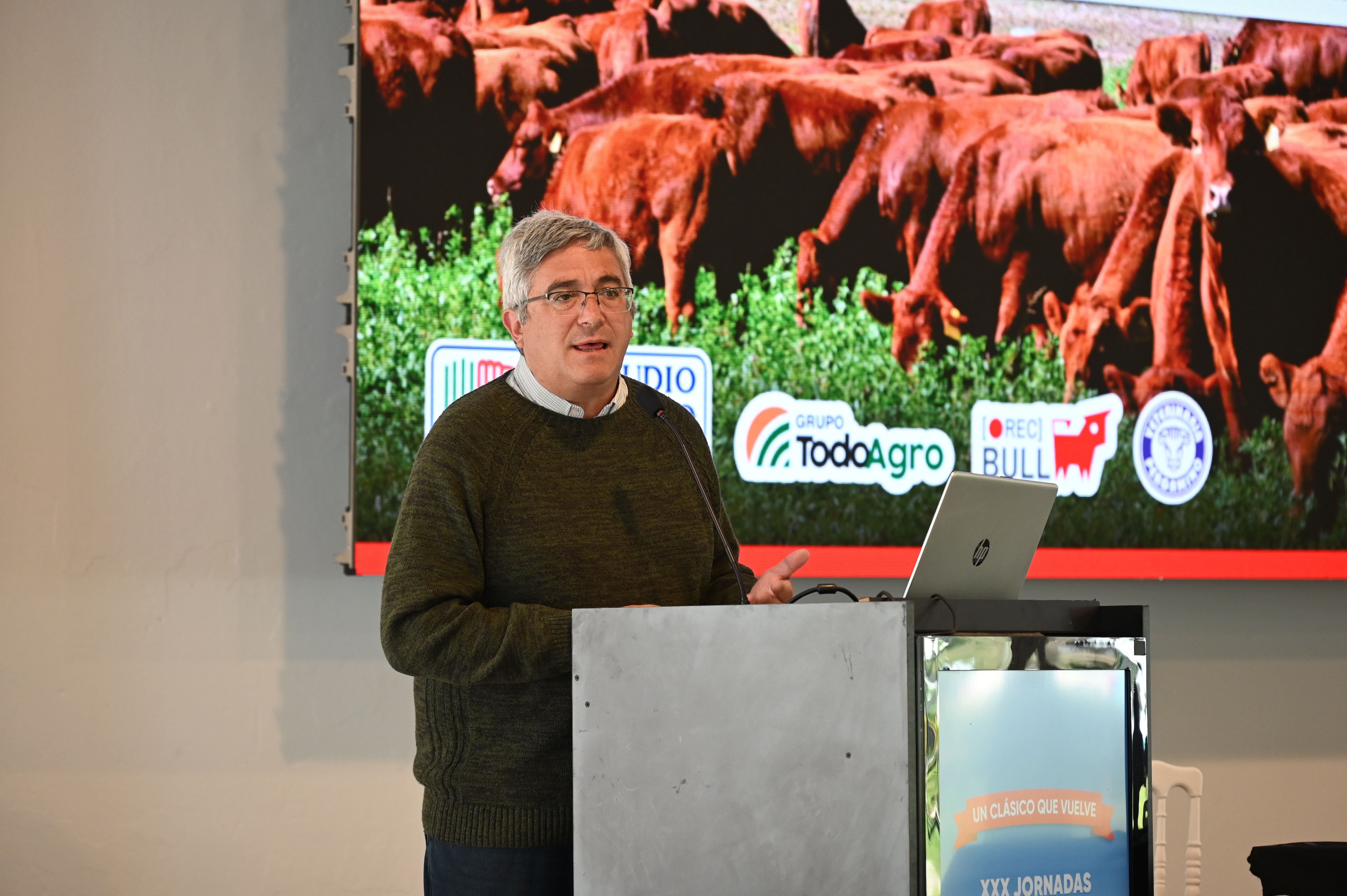 Rodríguez firma junto al titular del BAPRO