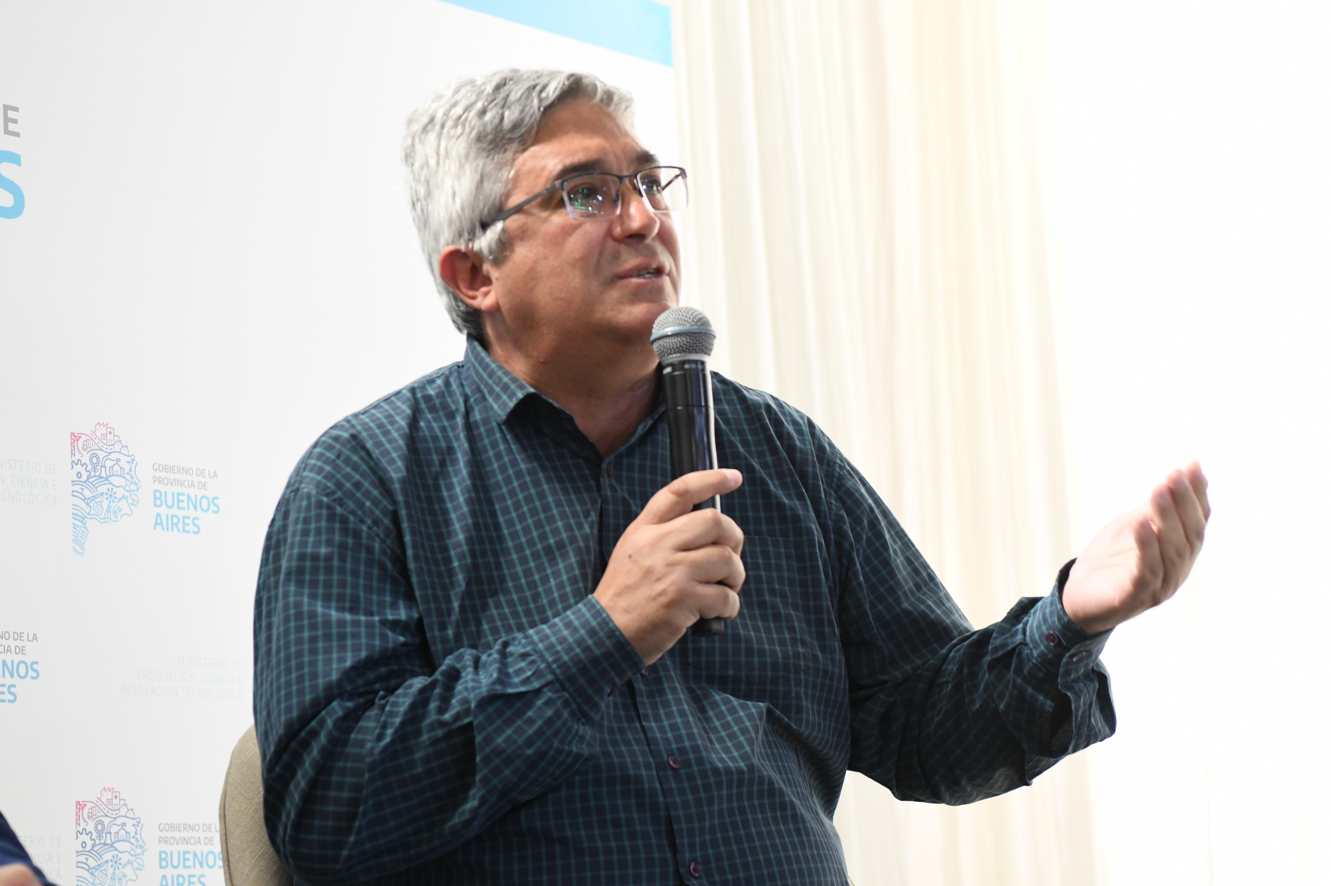 Rodríguez firma junto al titular del BAPRO