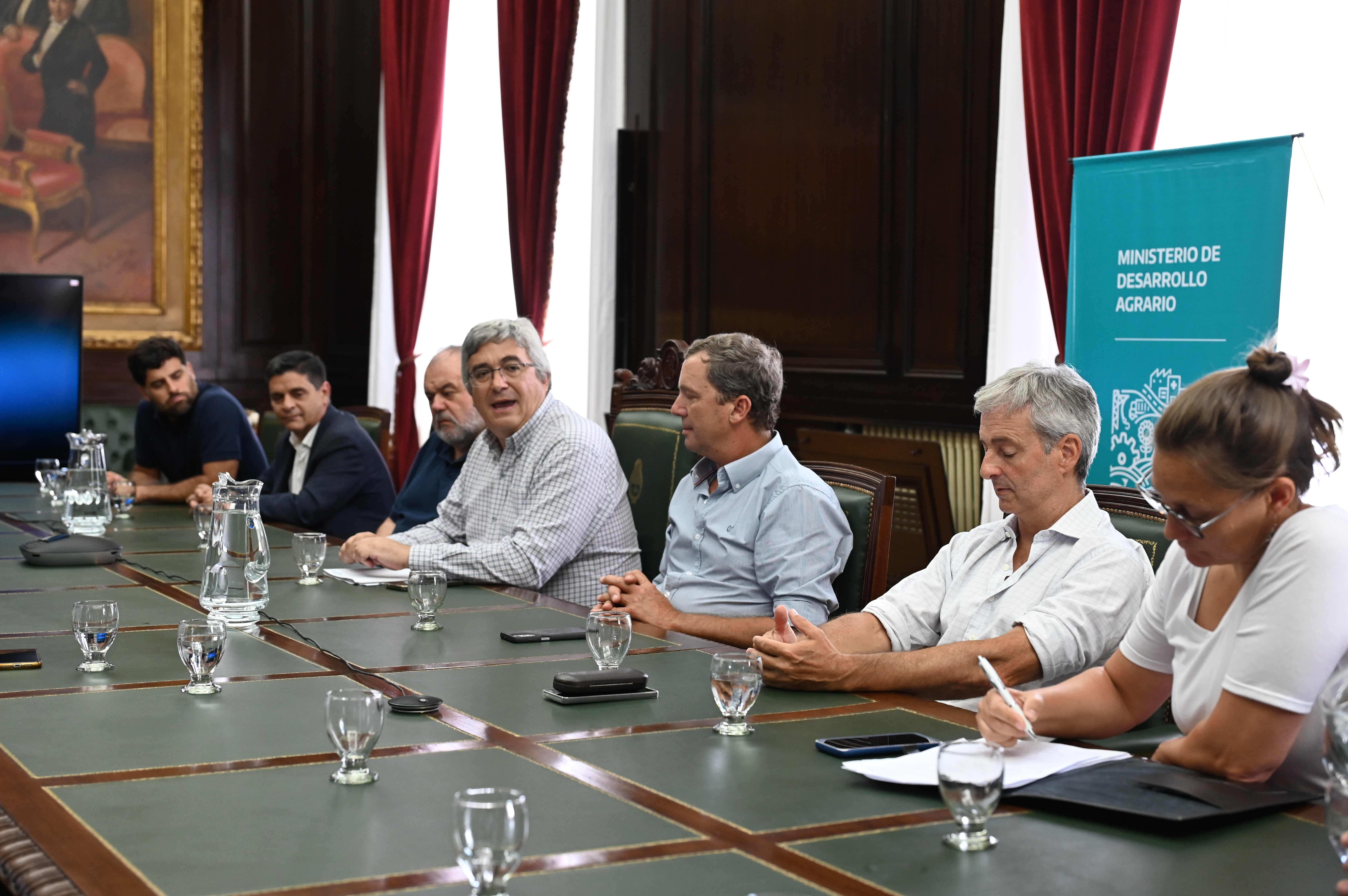 Rodríguez firma junto al titular del BAPRO