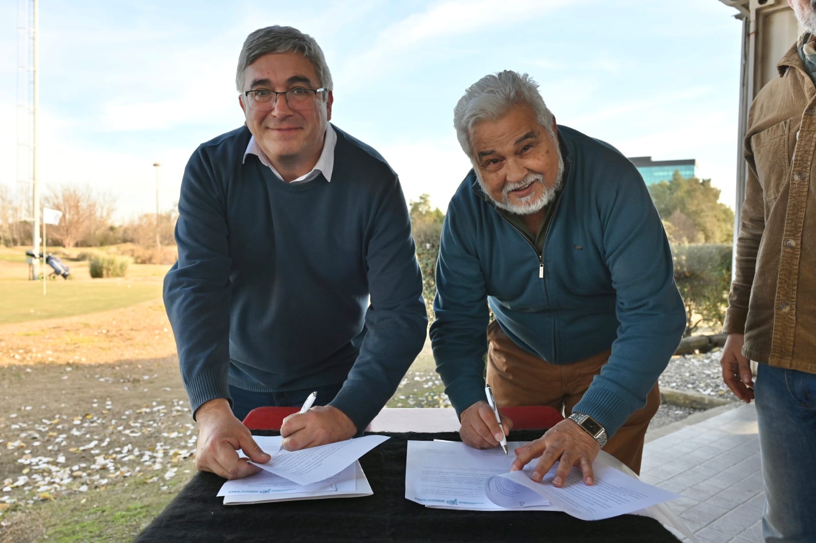 Rodríguez firma junto al titular del BAPRO
